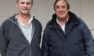 Links is voorsitter Christo Wessels saam met ‘n onlangse spreker by Gansbaai Fotografieklub, Wicus Leeuwner